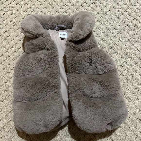 DONSJE Amsterdam Cream Faux Fur Sleeveless Jacket - Picture 7 of 7